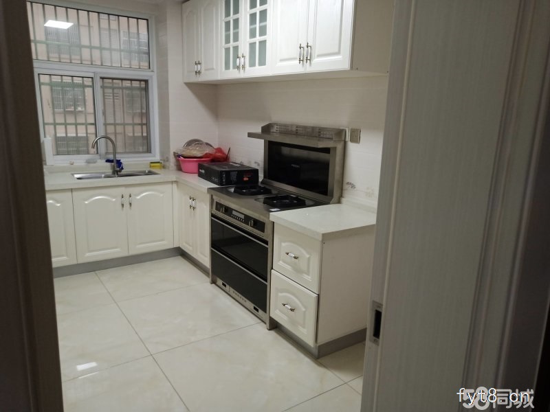 位置优越,环境优美,临近界师学校和明珠广场,附近是附小和一中